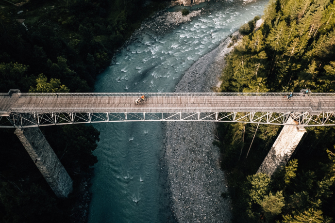 Spektakuläre Brücke über den Inn bei Scuol