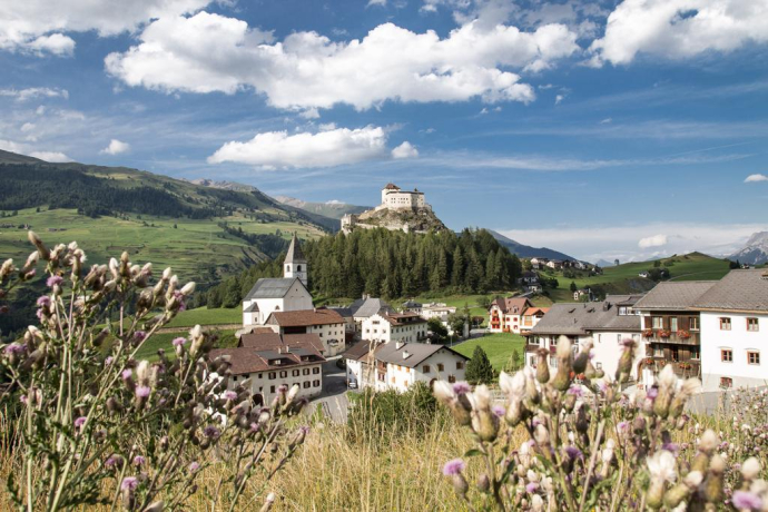 Crap Putèr: Das Schloss Tarasp beim Aufstieg im Blickfeld.