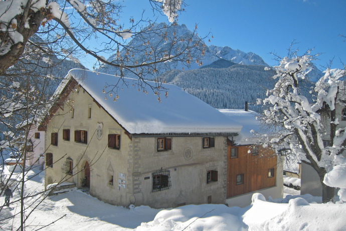 Aussenansicht der Chasa Minar im Winter