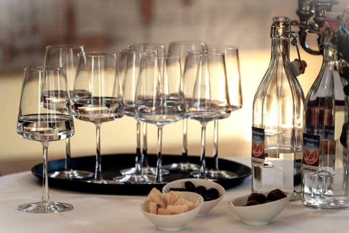 mineral water tasting (gdl_854201033_image)