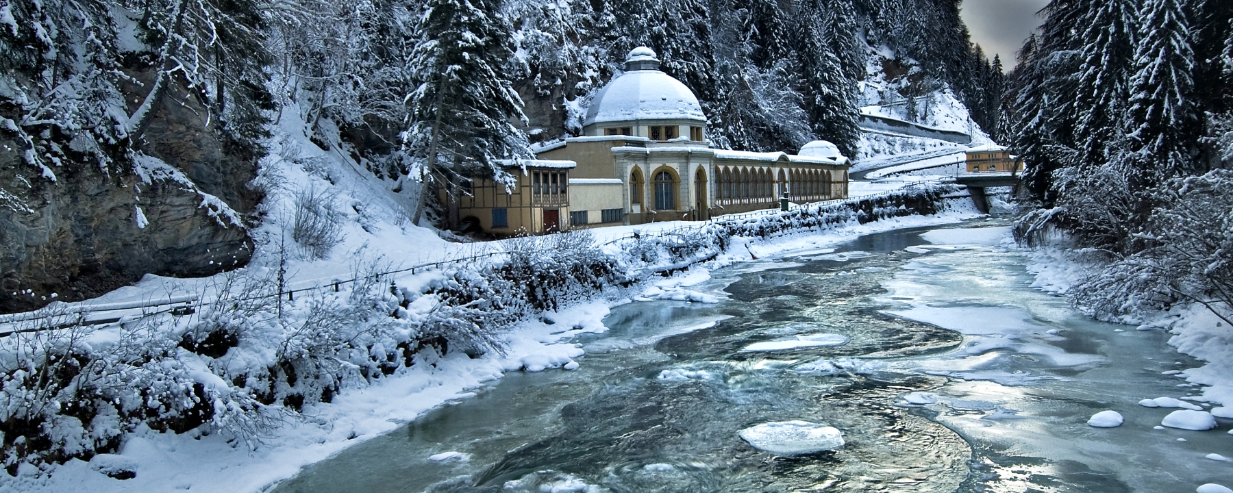 Die Trinkhalle Büvetta Tarasp im Winterkleid – Nairs in der Ferienregion Engadin Scuol Zernez