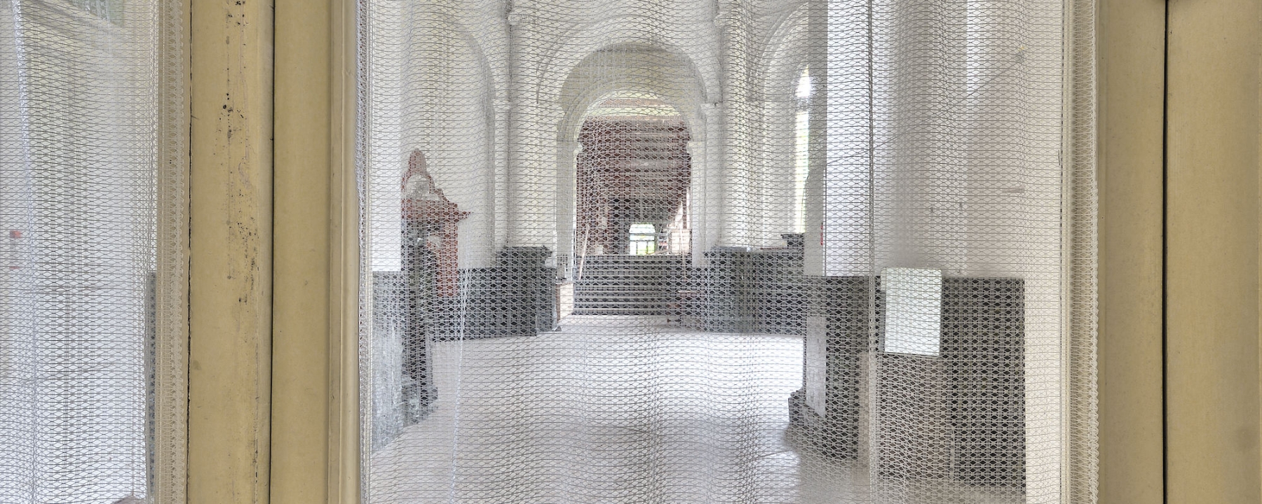 Verschleierter Blick in die Rotunde der Trinkhalle Büvetta Tarasp in Nairs © Lightxperience