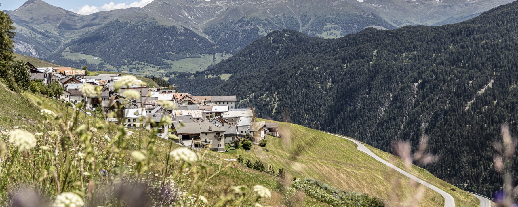 Das Dorf Tschlin, Unterengadin, im Sommer