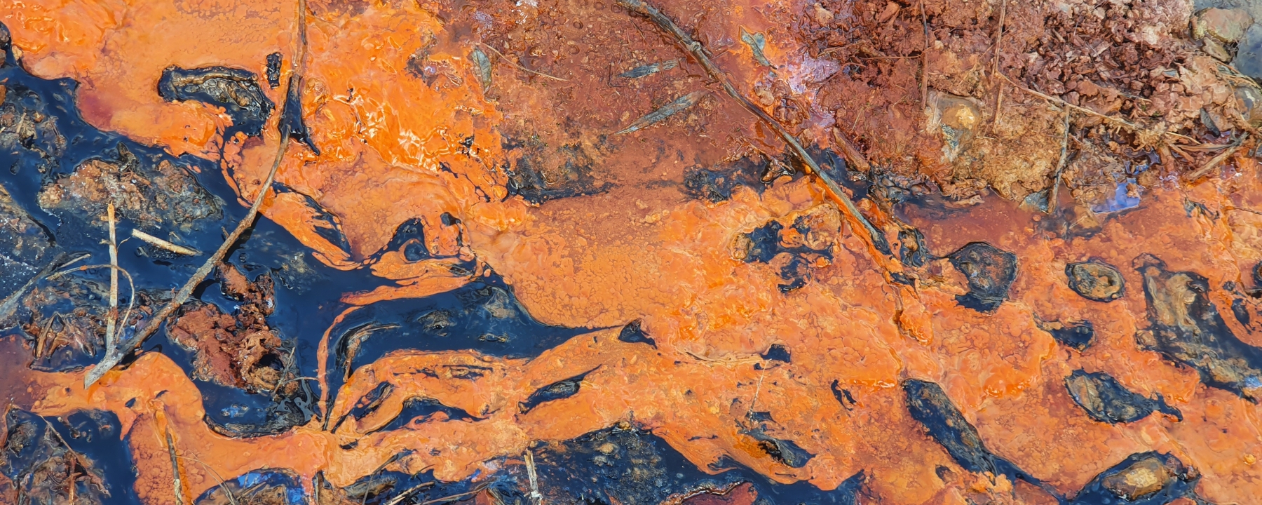Chalzina Sura-Quelle im Winter auf dem Mineralwasserweg Scuol – Engadin Scuol Zernez