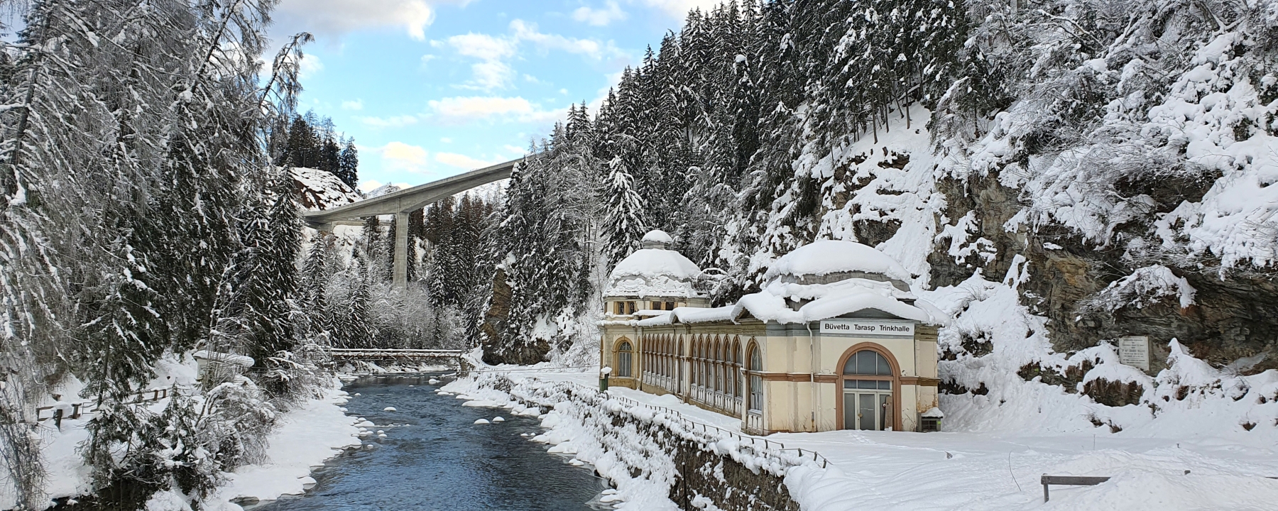 Die Trinkhalle Büvetta Tarasp im Winterkleid in Nairs
