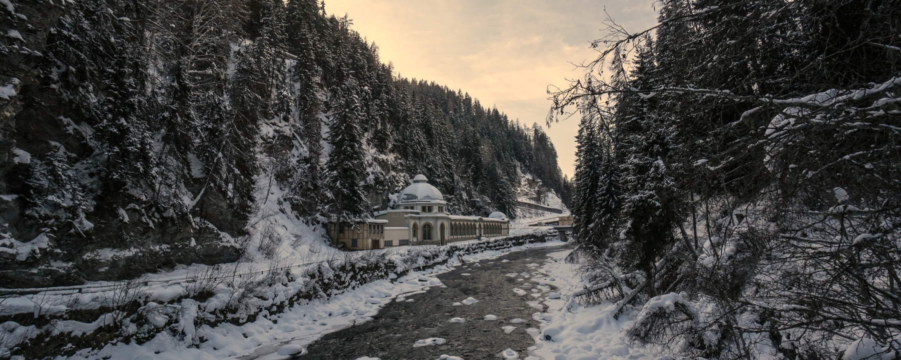 Die Trinkhalle Büvetta Tarasp im Winter – Nairs, Engadin Scuol Zernez – Dominik Täuber