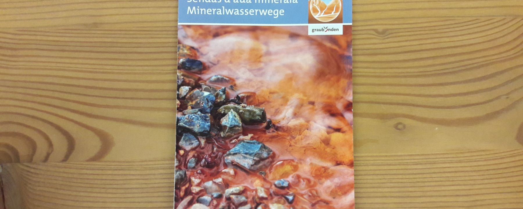 Faltkarte zu den Mineralwasserwegen Scuol – Engadin Scuol Zernez