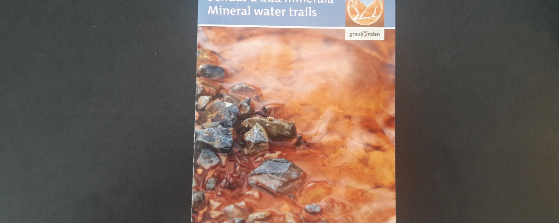Faltkarte zu den Mineralwasserwegen Scuol