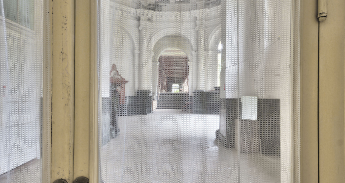 Verschleierter Blick in die Rotunde der Trinkhalle Büvetta Tarasp in Nairs © Lightxperience Verschleierter Blick in die Rotunde der Trinkhalle Büvetta Tarasp in Nairs © Lightxperience