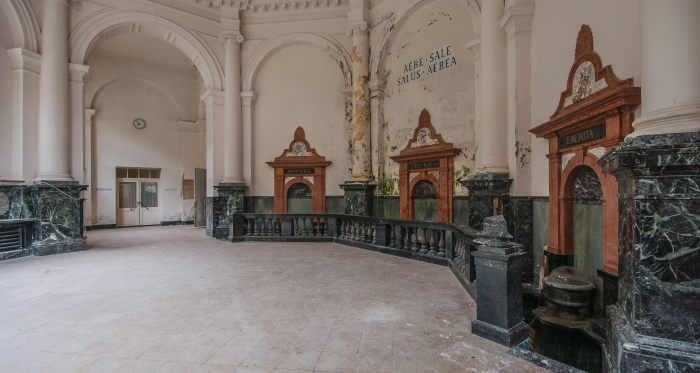 Der Quellenraum der Trinkhalle Büvetta Tarasp in Nairs © saturaworld photography