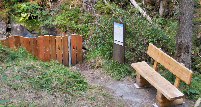 Informationstafel der Funtana da Suolper – Mineralwasserwege Scuol