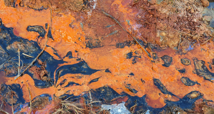 Chalzina Sura-Quelle im Winter auf dem Mineralwasserweg Scuol – Engadin Scuol Zernez