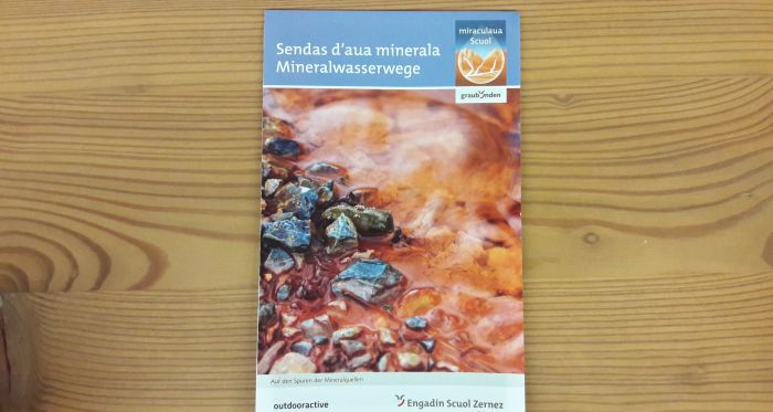 Faltkarte zu den Mineralwasserwegen Scuol – Engadin Scuol Zernez