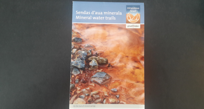 Faltkarte zu den Mineralwasserwegen Scuol