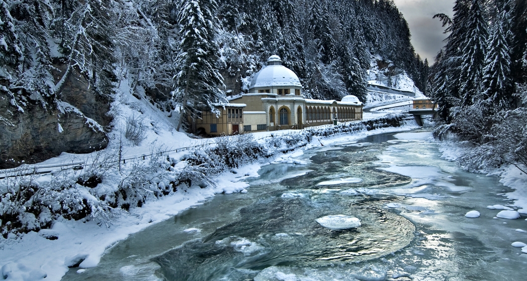 Die Trinkhalle Büvetta Tarasp im Winterkleid – Nairs in der Ferienregion Engadin Scuol Zernez Die Trinkhalle Büvetta Tarasp im Winterkleid – Nairs in der Ferienregion Engadin Scuol Zernez