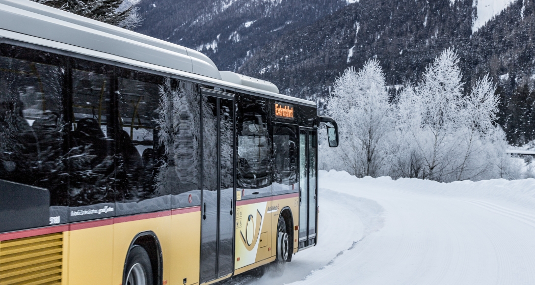 PostAuto im Winter.
