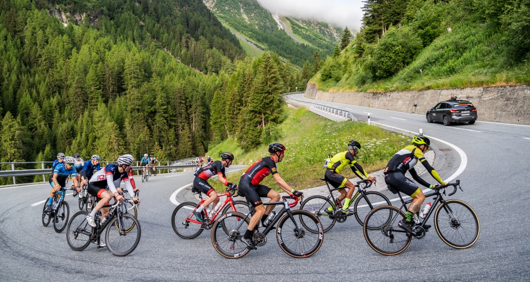 Die diesjährige Strecke führte die Rennradsportler über den Flüelapass nach Davos und über den Albulapass wieder zurück ins Engadin. Die diesjährige Strecke führte die Rennradsportler über den Flüelapass nach Davos und über den Albulapass wieder zurück ins Engadin.