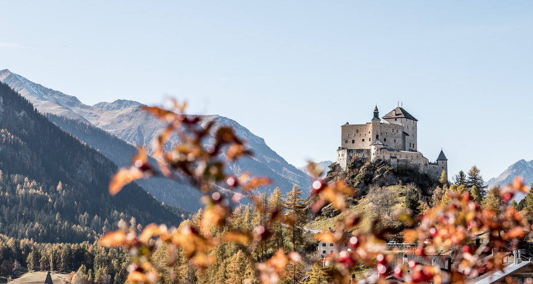 Schloss Tarasp im Herbst.