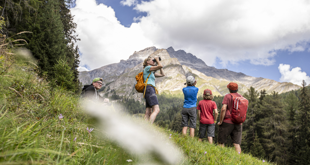Familie in der Natur im Unterengadin
