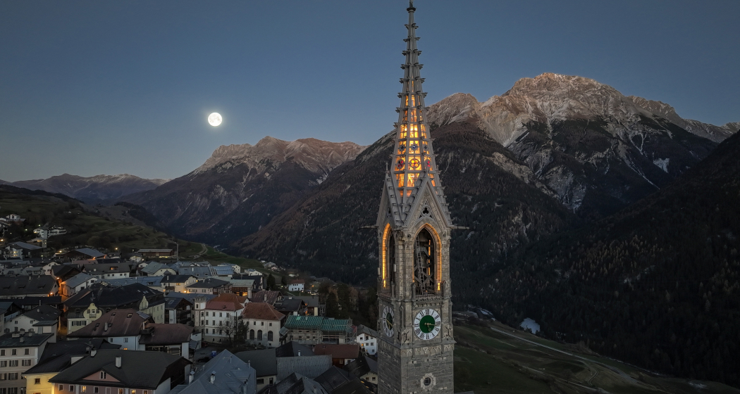 Kirchenturm Sent in der Nacht