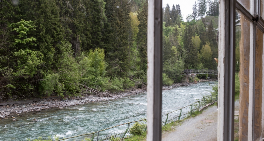Blick von der Büvetta Tarasp auf den Inn. Blick von der Büvetta Tarasp auf den Inn.
