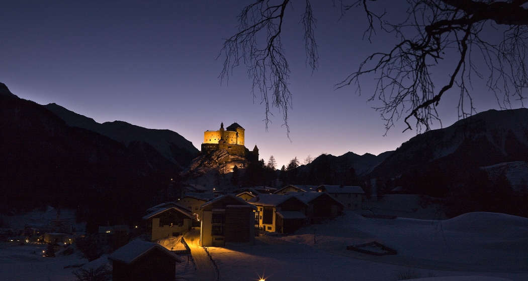 Das Schloss Tarasp bei Nacht. Das Schloss Tarasp bei Nacht.
