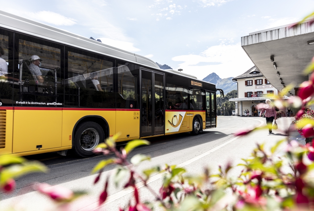 PostAuto am Bahnhof Scuol-Tarasp im Unterengadin