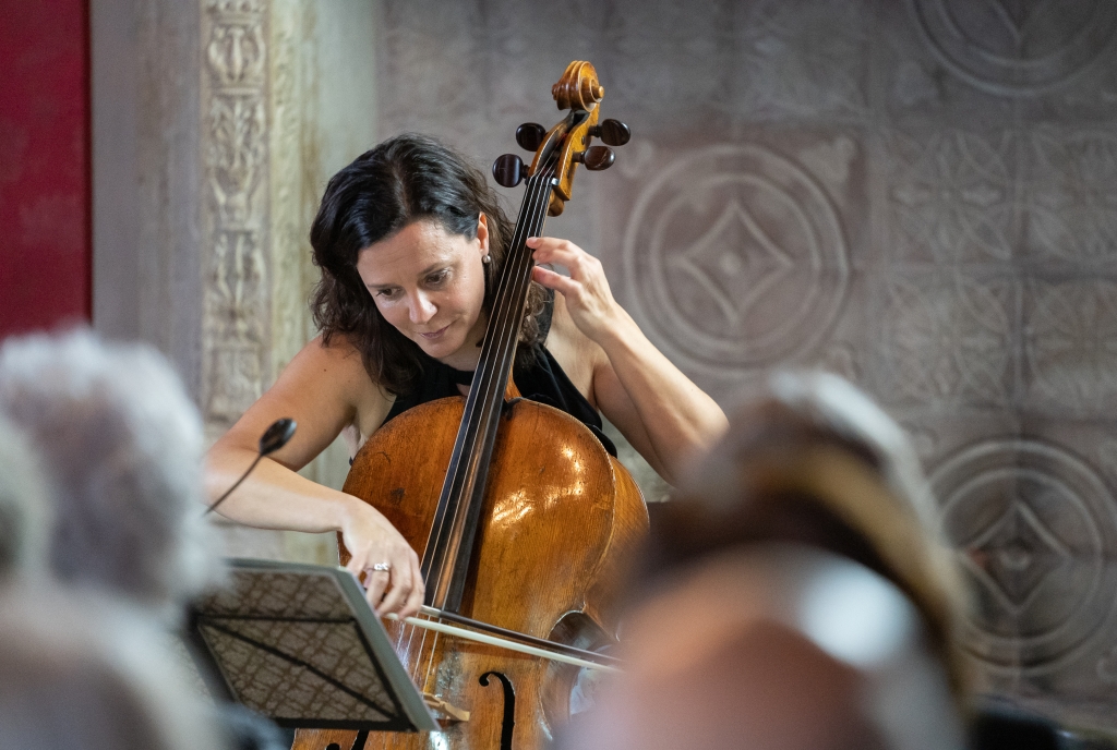 Musikerin am Stradivari Festival in Tarasp, Engadin