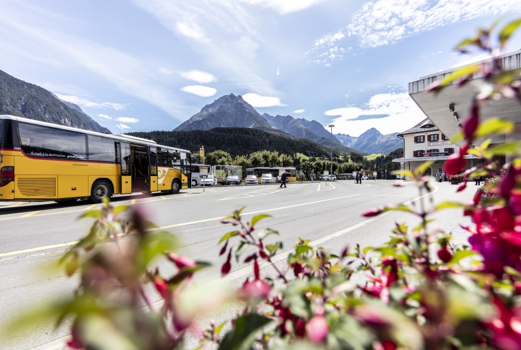 PostAuto am Bahnhof Scuol-Tarasp im Engadin
