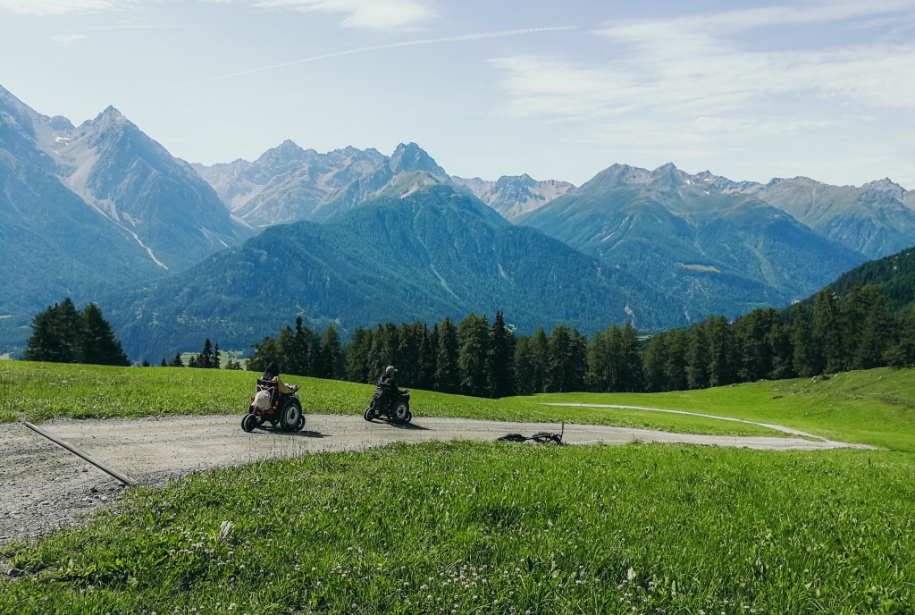 Kim und Stephan fahren mit dem JST Mountaindrive Rollstuhl auf der Motta in Scuol