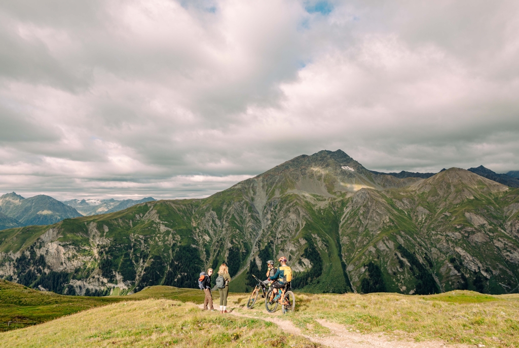 Wanderer und Biker treffen aufeinander.