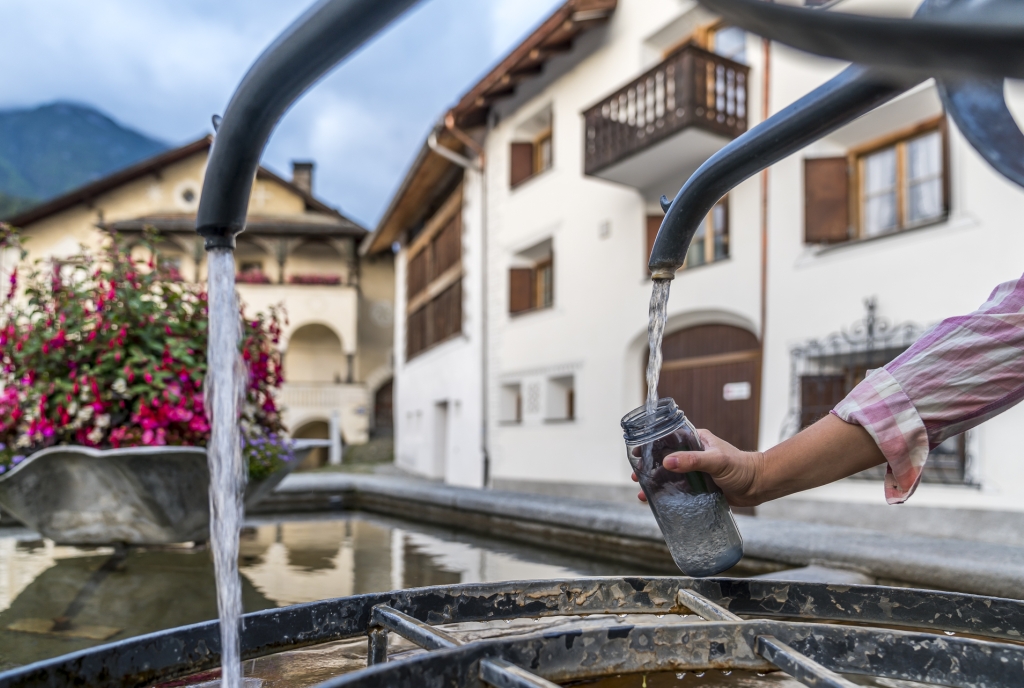 Mineralwasser direkt beim Scuoler Dorfbrunnen abfüllen © Travelita