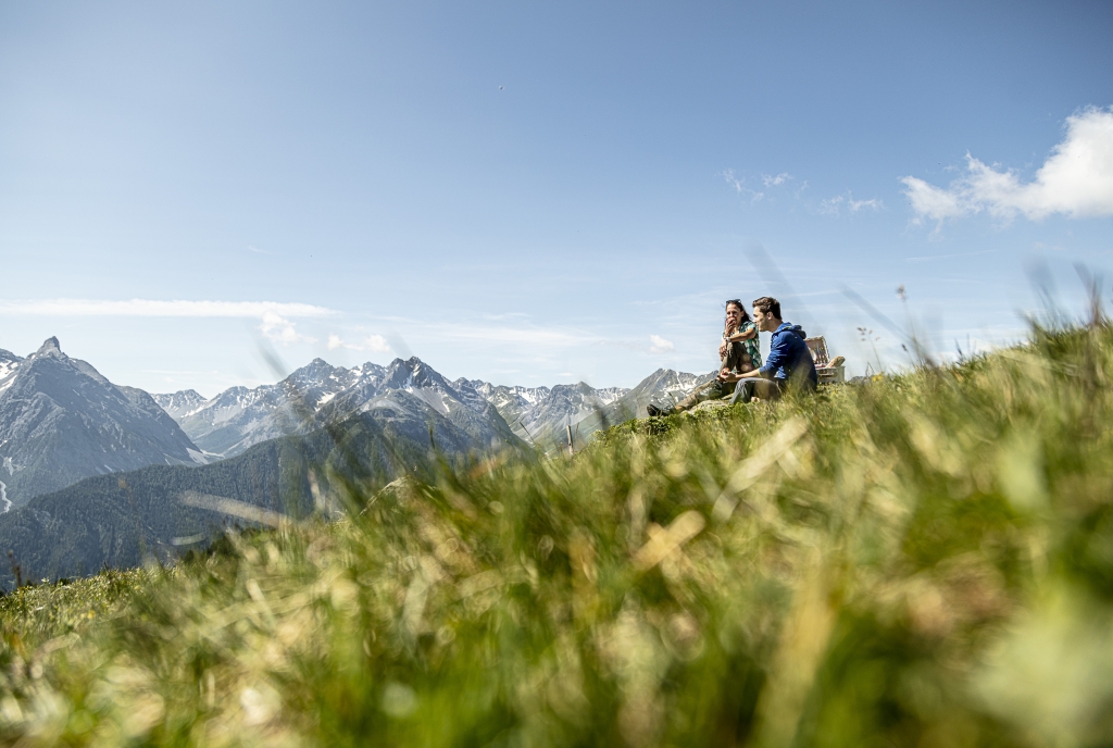 Picknick in der Nationalparkregion mit Blick auf die Engadiner Bergwelt.