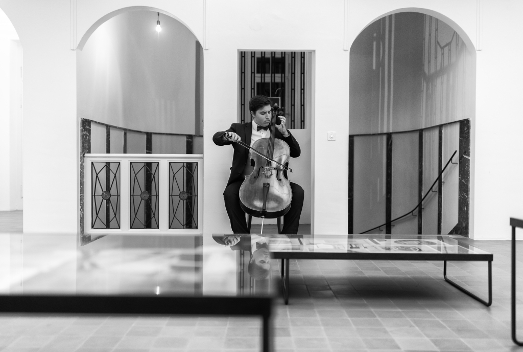 Hrvoje Križić, Violoncello. Musikgenuss in NAIRS - Zentrum für Gegenwartskunst.