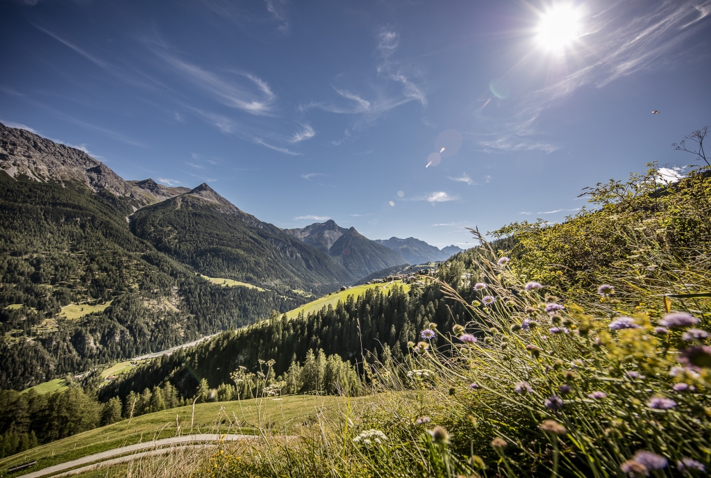 Tschlin eingebettet in der Unterengadiner Bergwelt und Naturlandschaft von Engadin Scuol Zernez