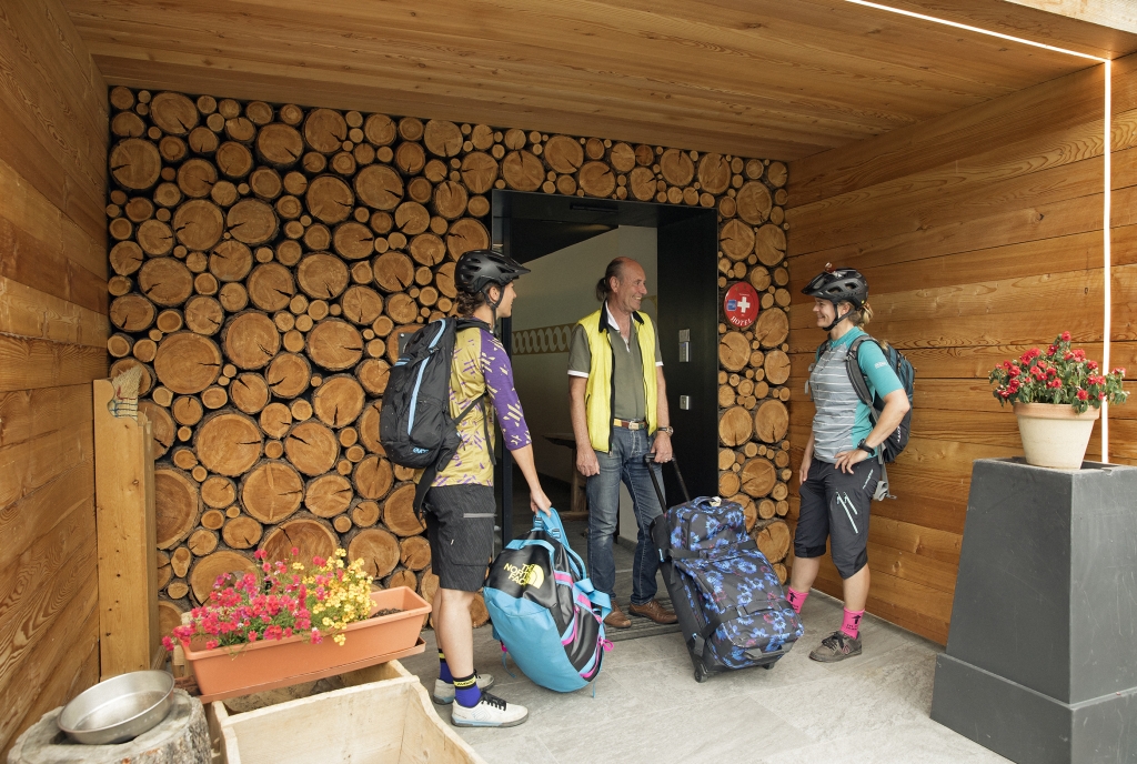 Übernachtung im Bike-Hotel Al Rom in Tschierv