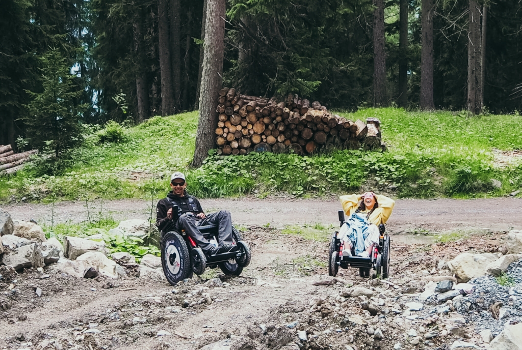 Stephan Gmür und Kim Lumelius von Wheelie Wanderlust am "Wandern" auf Motta Naluns