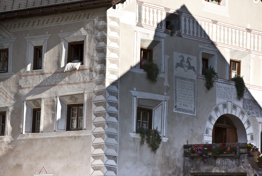 Typisches Sgraffito in Ardez, Engadin