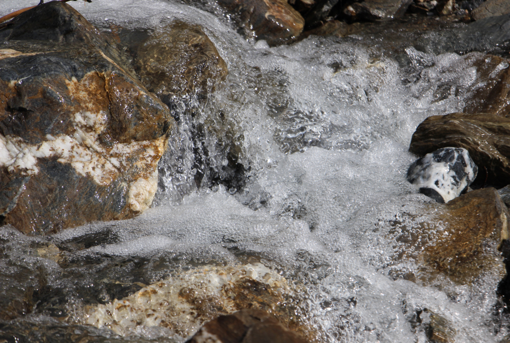 Das Mineralwasser von Scuol Engadin