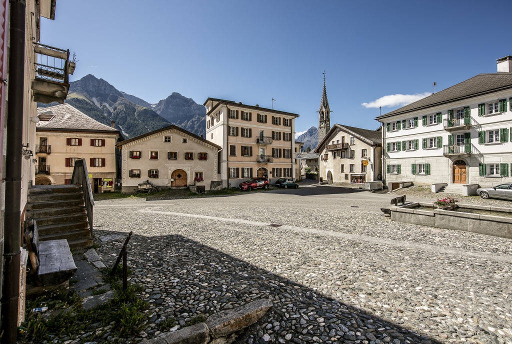 Grosser Dorfplatz von Sent in der Ferienregion Engadin Scuol Zernez, Andrea Badrutt