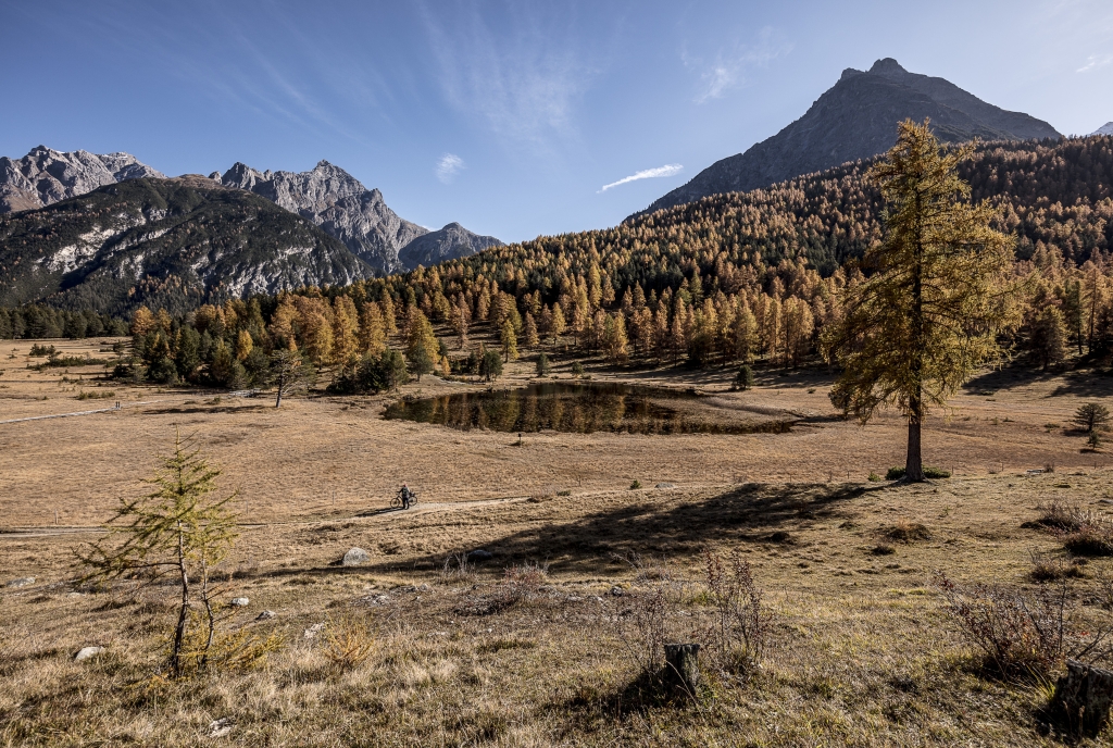 Herbst im Unterengadin am Lai Nair oberhalb von Tarasp.