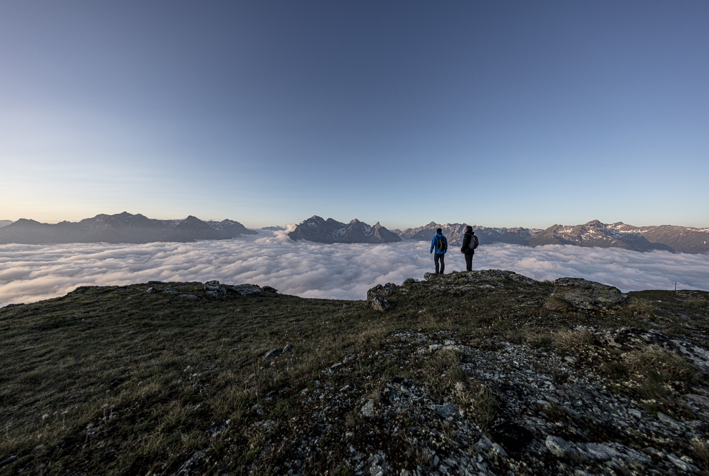 Wandern beim Sonnenaufgang auf der Motta Naluns in Engadin Scuol Zernez