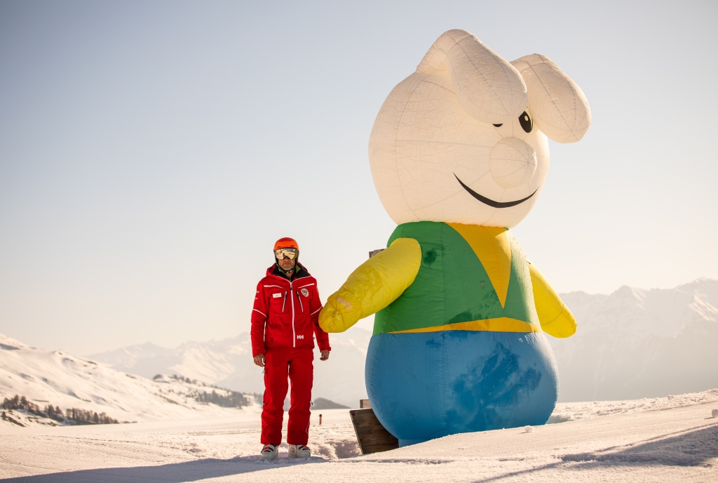 Aushängeschilder der Skischule Scuol Ftan: Snowli das Maskottchen und Cla der Skischulleiter.