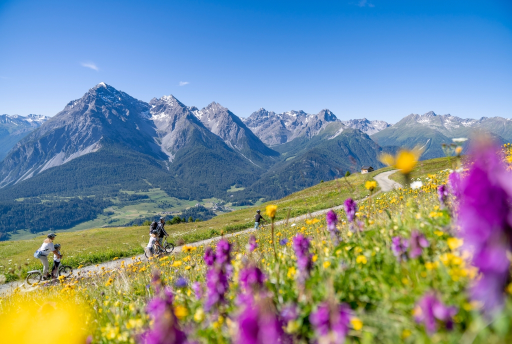 Familienferien in Engadin Scuol Zernez: Mit dem Trottinett hinab ins Tal. Bild: Dominik Täuber.