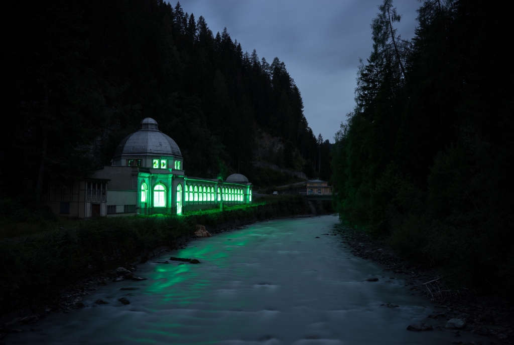 Büvetta Tarasp mit Mahnbeleuchtung – Nairs – Dominik Täuber