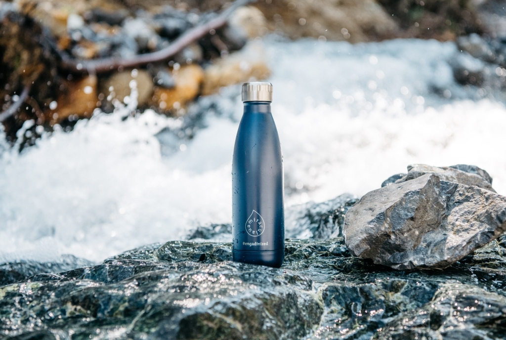 Mit der miraculaua-Flasche das einzigartige Mineralwasser von Scuol abfüllen und mitnehmen