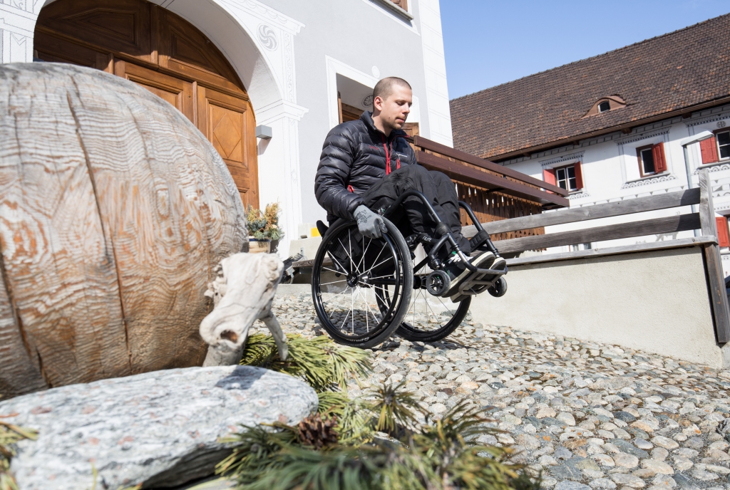Mit dem Rollstuhl in Scuol auf Kopfsteinpflaster unterwegs