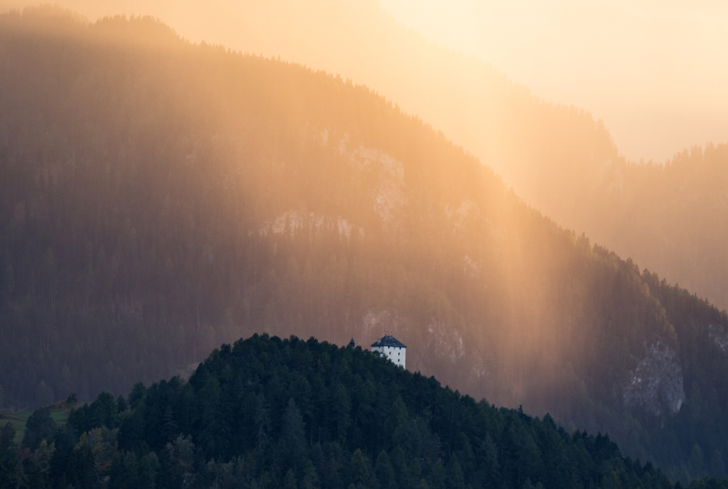 Das Schloss Tarasp. gut versteckt, in einer besonderen Lichtstimmung. Bild: Dominik Täuber.