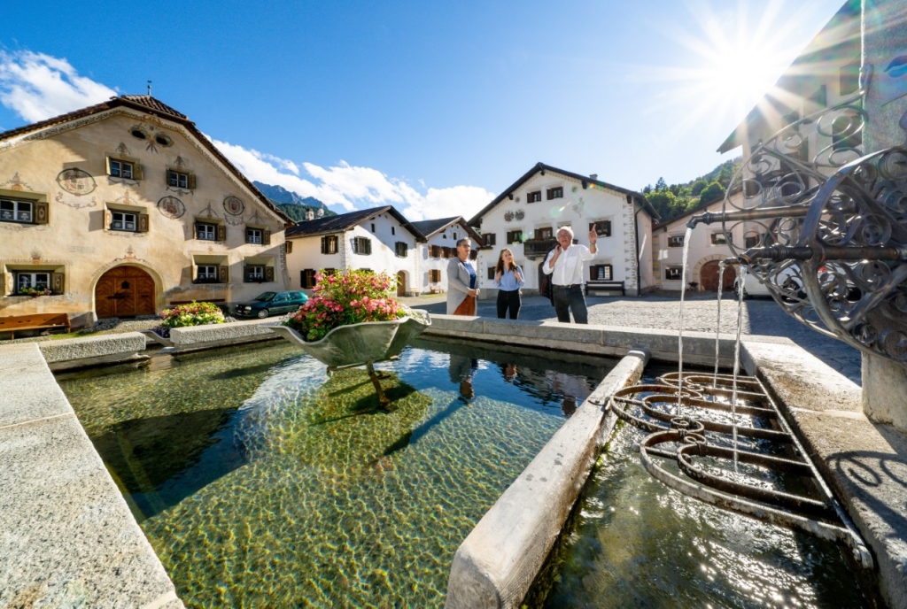 Bei der Dorfführung in Scuol. Bild: Dominik Täuber.