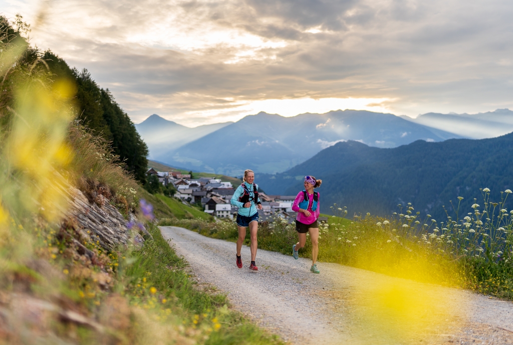 Trailrunning im Engadin bei Tschlin. Bild: Dominik Taeuber.